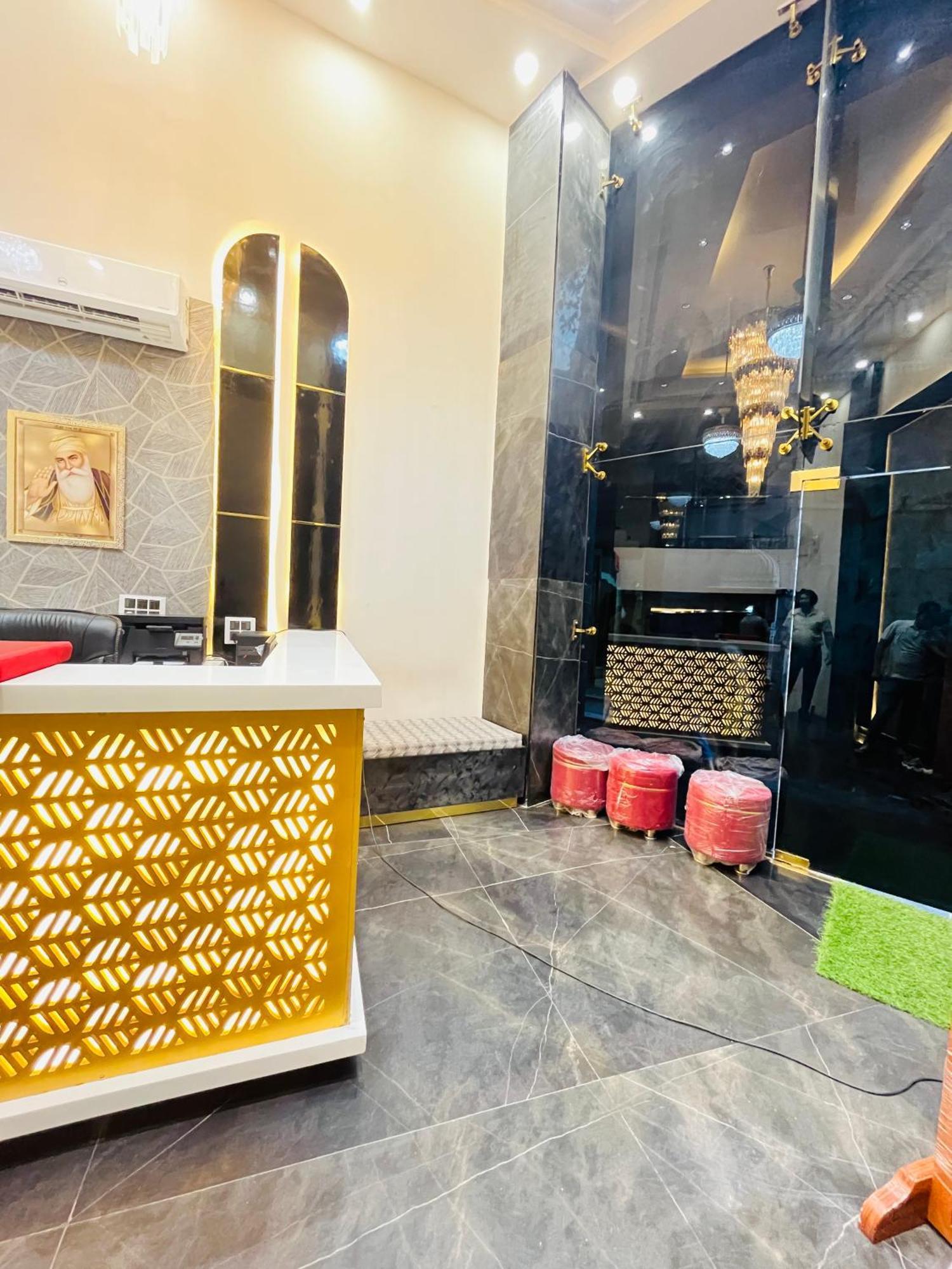 Hotel Red Stone Inn - Near New Delhi Railway Station - Paharganj Kültér fotó
